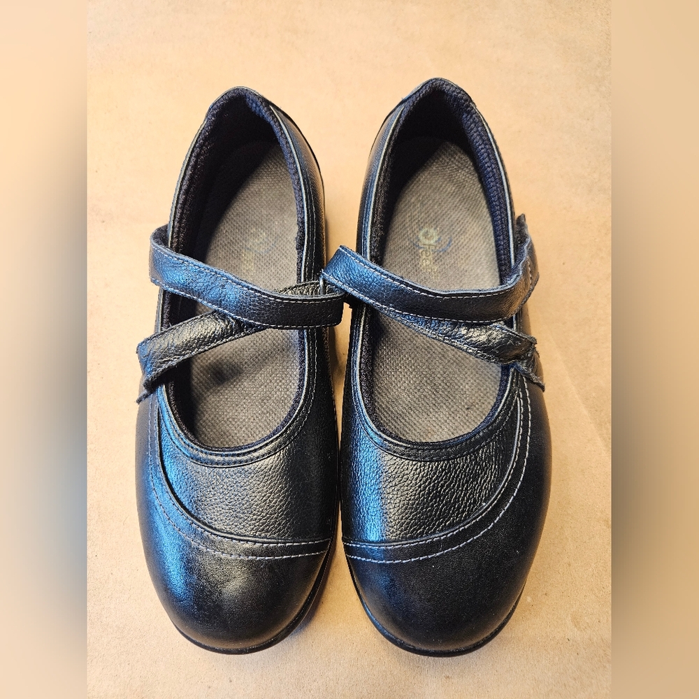 Orthofeet Celina black leather Mary Jane orthotic shoes. Size 7.5